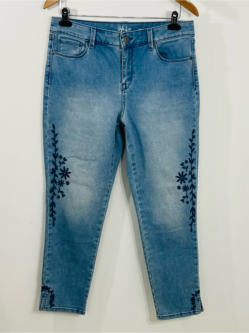 Style & Co Light Blue Tapered Leg Mid Rise Jeans Flower Leaf Stitching Size 10